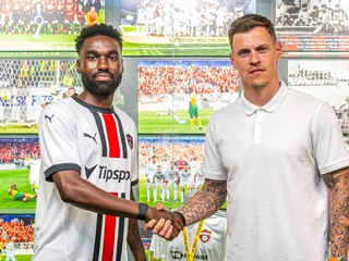 Patrick Emeka Nwadike a Martin Škrtel pri podpise zmluvy v FC Spartak Trnava.
