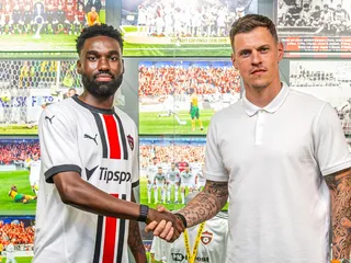 Patrick Emeka Nwadike a Martin Škrtel pri podpise zmluvy v FC Spartak Trnava.
