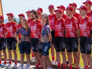 Členovia mužského i ženského tímu Pierre Baguette cycling.