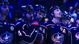 Hráči Columbusu Blue Jackets pri spomienke na Johnnyho Gaudreaua.