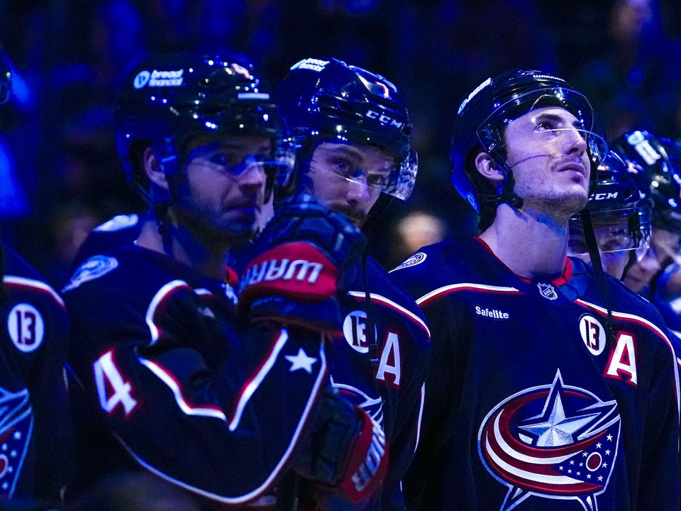 Hráči Columbusu Blue Jackets pri spomienke na Johnnyho Gaudreaua.