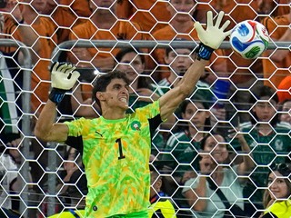 Marocký brankár Yassine Bounou (1) chytá strelu hráča Holandska Crysencia Summervilleho v penaltovom rozstrele.