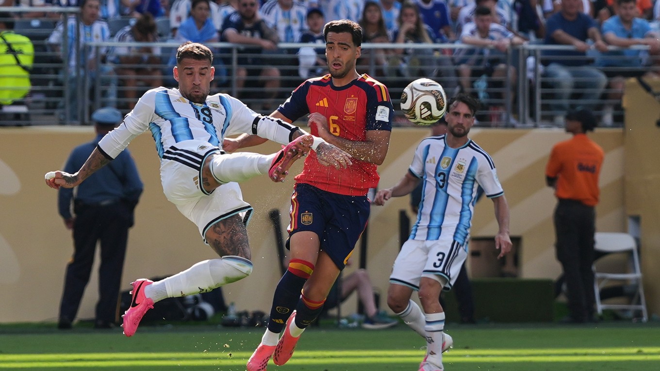 Nicolas Otamendi a Mikel Merino.