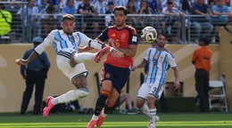 Nicolas Otamendi a Mikel Merino. 