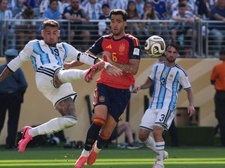 Nicolas Otamendi a Mikel Merino.