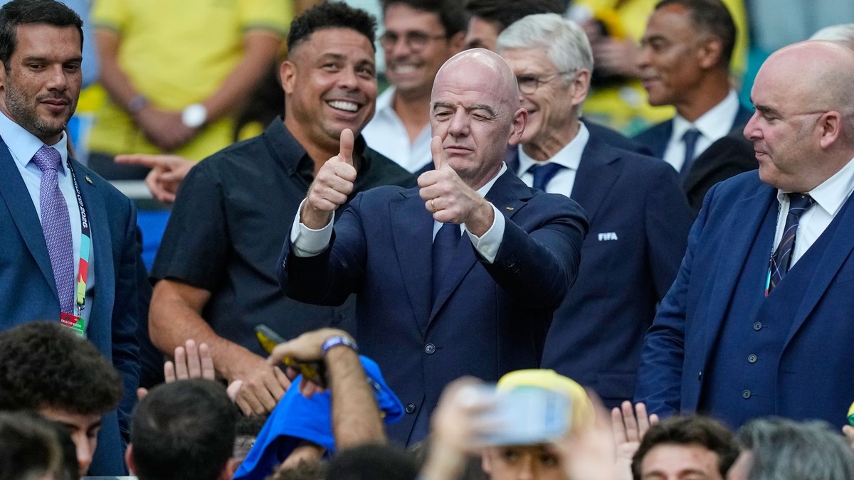 Prezident FIFA Gianni Infantino gestikuluje smerom k divákom počas futbalového zápasu skupiny C majstrovstiev sveta medzi Škótskom a Brazíliou