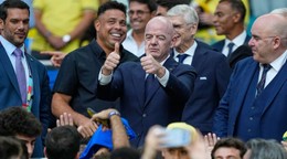 Prezident FIFA Gianni Infantino gestikuluje smerom k divákom počas futbalového zápasu skupiny C majstrovstiev sveta medzi Škótskom a Brazíliou