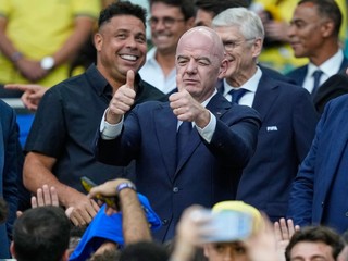 Prezident FIFA Gianni Infantino gestikuluje smerom k divákom počas futbalového zápasu skupiny C majstrovstiev sveta medzi Škótskom a Brazíliou