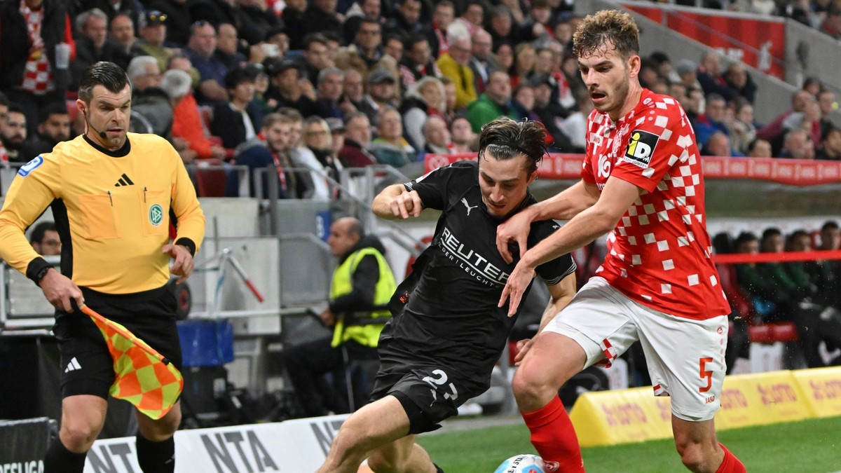 Maxim Leitsch (vpravo) a Rocco Reitz v zápase FSV Mainz 05 - Borussia Mönchengladbach v 8. kole Bundesligy.