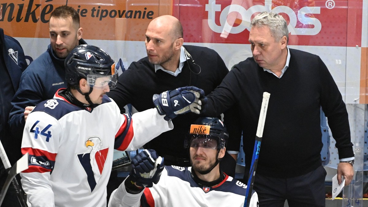 Tréner Slovana Peter Oremus gratuluje strelcovi.