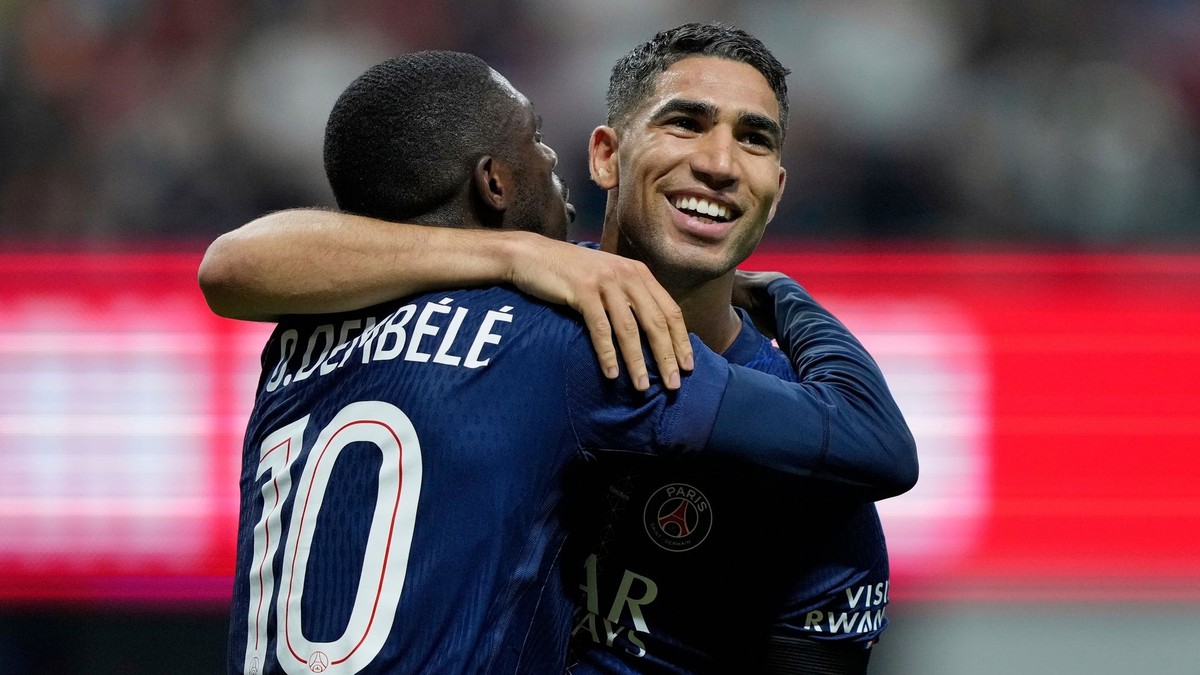 Futbalisti PSG Ousmane Dembélé a Achraf Hakimi sa radujú z gólu