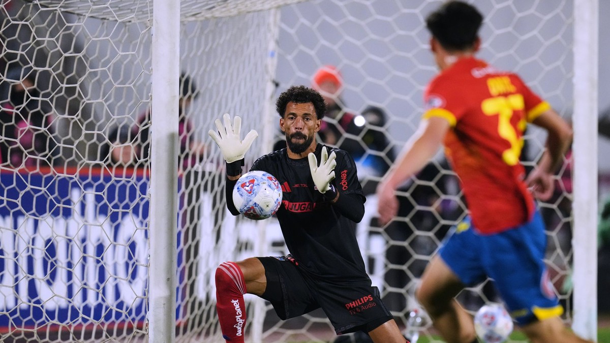 Kapverdský futbalový brankár Vozinha chytá loptu počas svojho debutu v drese čilského klubu Colo Colo v zápase proti Unionu Española.