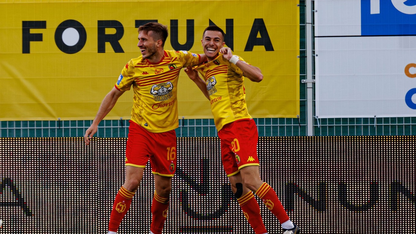 Na snímke sa tešia z gólu futbalisti poľského klubu Jagiellonia Bialystok.