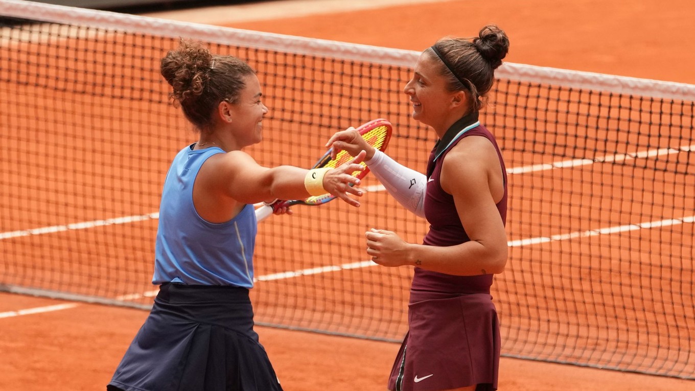 Jasmine Paoliniová (vľavo) a Sara Erraniová oslavujú triumf vo štvorhre na Roland Garros 2025
