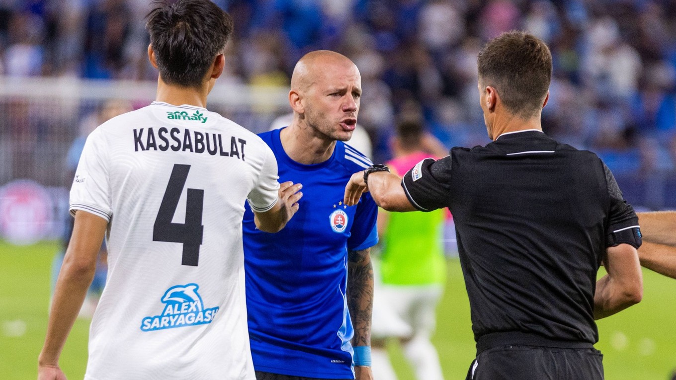 Kapitán Slovana Vladimír Weiss junior po červenej karte v zápase s Kajrat Almaty.