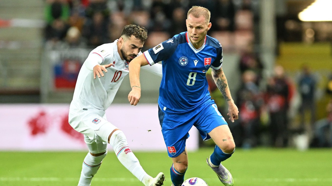 Ondrej Duda a Danel Sinani počas kvalifikačného zápasu MS 2026 Slovensko - Luxembursko.