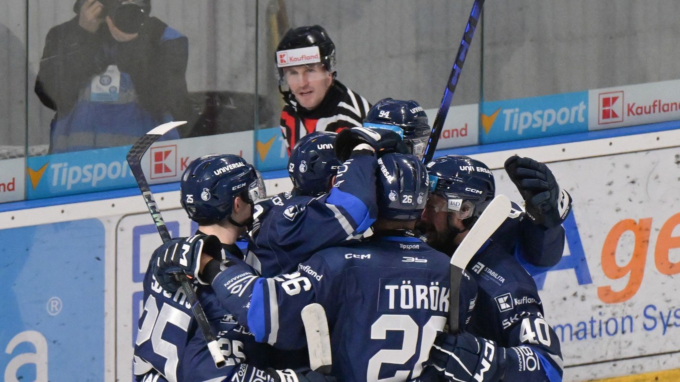 Hráči HK Poprad oslavujú gól.