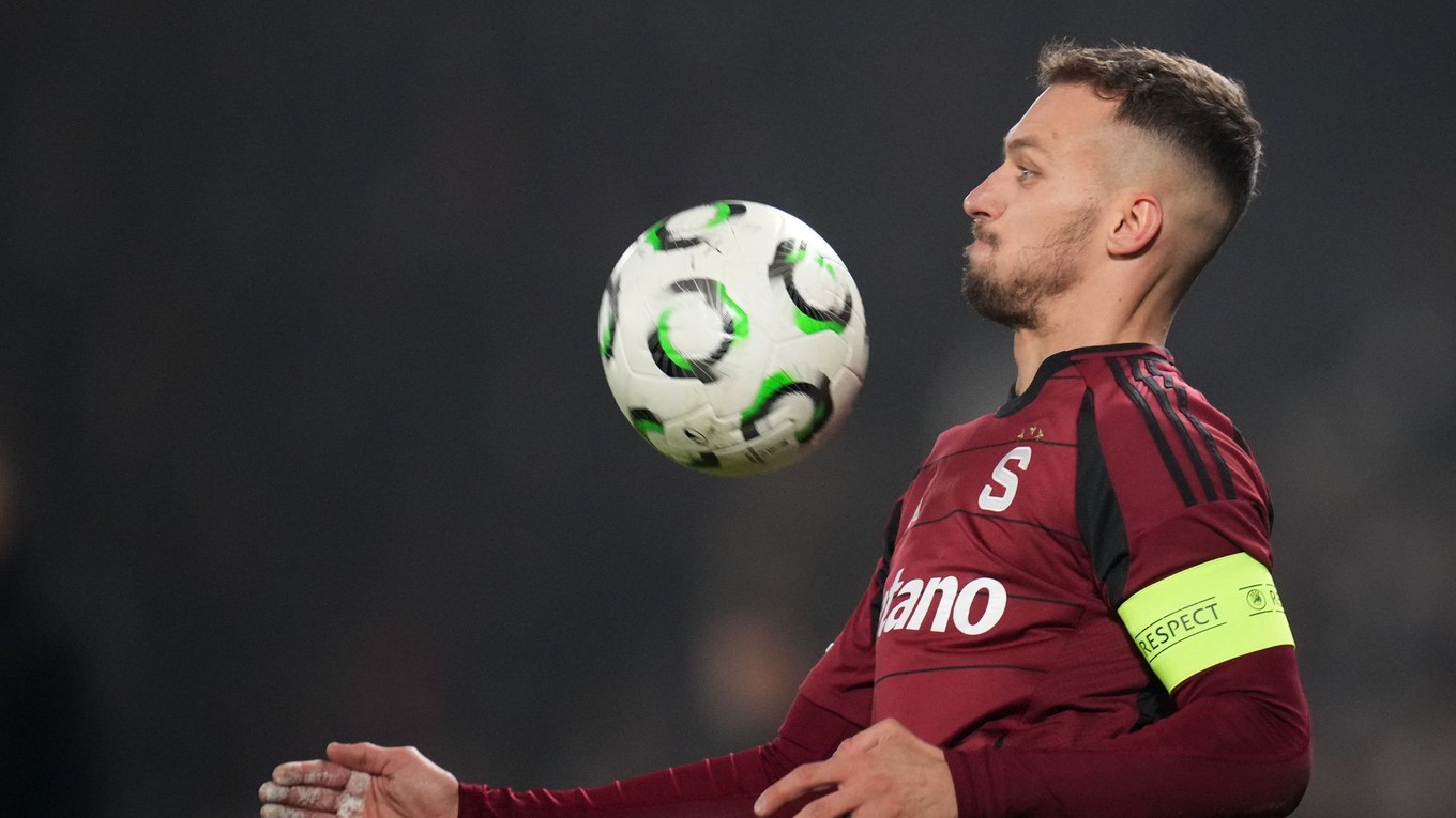 Slovenský futbalista Lukáš Haraslín zo Sparty Praha kontroluje loptu počas zápasu Sparta Praha - Aberdeen.