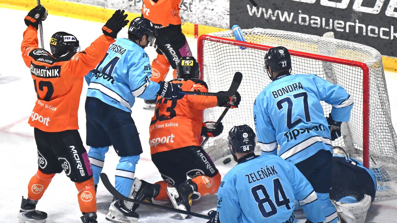 Slovan Bratislava inkasuje gól počas zápasu 44. kola hokejovej Tipsport ligy HC Košice - HC Slovan Bratislava