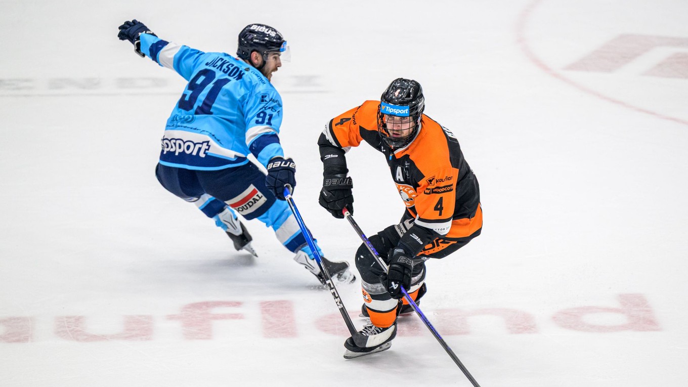 Robert Lockwood Jackson (Nitra), Kristofers Bindulis (Michalovce) počas šiesteho zápasu štvrťfinále play-off hokejovej Tipsport extraligy HK Dukla Michalovce - HK Nitra.