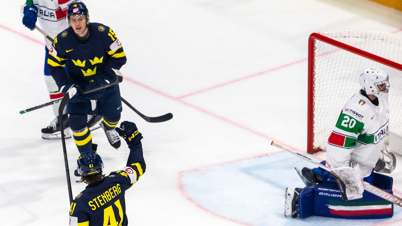 Na snímke hráč Švédska Jack Berglund (15) sa teší z gólu, ktorý strelil jeho spoluhráč Ivar Stenberg (41).