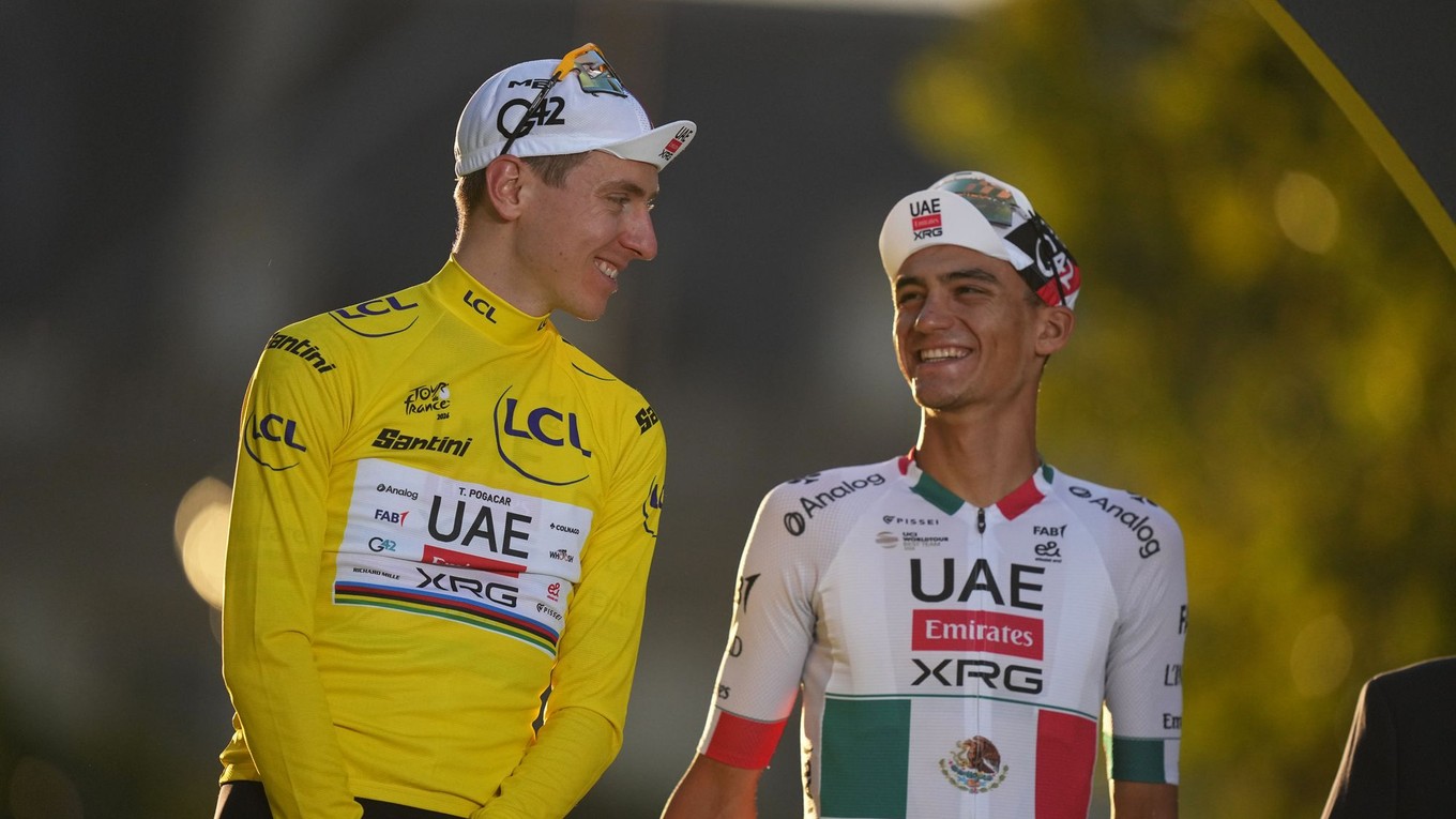 Tadej Pogačar (vľavo) a Isaac Del Toro (vpravo) na pódiu Tour de France 2026.