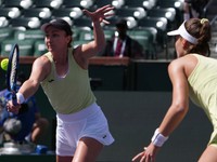 Britská tenistka Olivia Nichollsová, spoluhráčka Terezy Mihalíkovej, odvracia loptičku. 