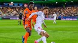 Zľava futbalista Ernest Boku (Holandsko) a hráč Noah Nartey (Dánsko) počas zápasu základnej D-skupiny Holandsko - Dánsko