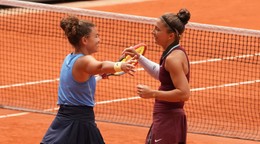 Jasmine Paoliniová (vľavo) a Sara Erraniová oslavujú triumf vo štvorhre na Roland Garros 2025