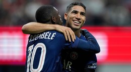 Futbalisti PSG Ousmane Dembélé a Achraf Hakimi sa radujú z gólu