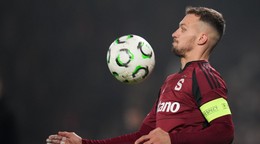 Slovenský futbalista Lukáš Haraslín zo Sparty Praha kontroluje loptu počas zápasu Sparta Praha - Aberdeen.