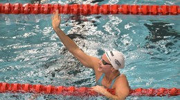 Lillian Slušná sa teší z víťazstva v kategórii  50 m voľný spôsob.