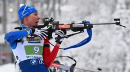 Anastasia Kuzminová strieľa na strelnici počas štafety žien na 4x6 km v rámci 4. kola Svetového pohára v nemeckom Oberhofe. 