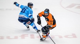 Robert Lockwood Jackson (Nitra), Kristofers Bindulis (Michalovce) počas šiesteho zápasu štvrťfinále play-off hokejovej Tipsport extraligy HK Dukla Michalovce - HK Nitra.