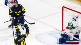 Na snímke hráč Švédska Jack Berglund (15) sa teší z gólu, ktorý strelil jeho spoluhráč Ivar Stenberg (41).
