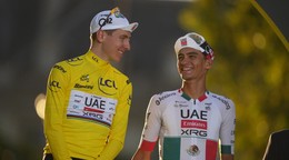 Tadej Pogačar (vľavo) a Isaac Del Toro (vpravo) na pódiu Tour de France 2026. 