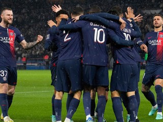 Slovenský futbalista Milan Škriniar (vľavo) sa teší so spoluhráčmi Paríža St. Germain po strelení gólu. 