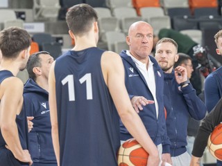 Na snímke uprostred tréner slovenských basketbalistov Aramis Naglić počas tréningu pred prvým zápasom kvalifikácie ME 2025 proti Belgicku.