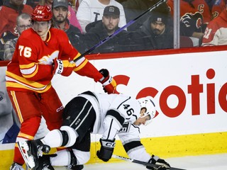 Útočník Calgary Flames Martin Pospíšil uštedril hit Blakeovi Lizotteovi z Los Angeles Kings.