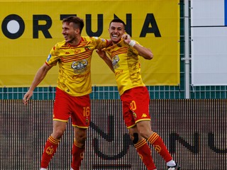 Na snímke sa tešia z gólu futbalisti poľského klubu Jagiellonia Bialystok.