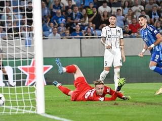 Marko Tolič strieľa gól v zápase ŠK Slovan Bratislava - FC Midtjylland v odvete play-off Ligy majstrov.