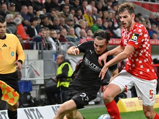 Maxim Leitsch (vpravo) a Rocco Reitz v zápase FSV Mainz 05 - Borussia Mönchengladbach v 8. kole Bundesligy.