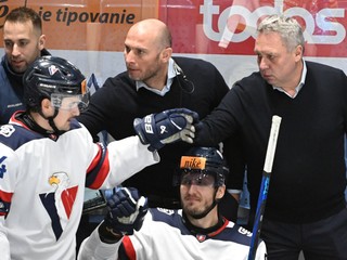 Tréner Slovana Peter Oremus gratuluje strelcovi.