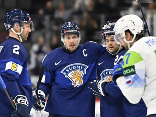 Mikko Lehtonen (druhý zľava) sa so spoluhráčmi teší po strelenom góle  v zápase Fínsko - Slovinsko v skupine A na MS v hokeji 2025.