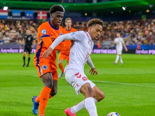 Zľava futbalista Ernest Boku (Holandsko) a hráč Noah Nartey (Dánsko) počas zápasu základnej D-skupiny Holandsko - Dánsko