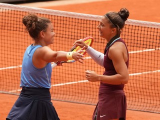 Jasmine Paoliniová (vľavo) a Sara Erraniová oslavujú triumf vo štvorhre na Roland Garros 2025