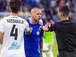 Kapitán Slovana Vladimír Weiss junior po červenej karte v zápase s Kajrat Almaty.
