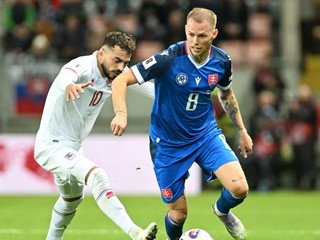 Ondrej Duda a Danel Sinani počas kvalifikačného zápasu MS 2026 Slovensko - Luxembursko.