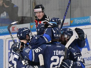 Hráči HK Poprad oslavujú gól.