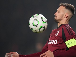 Slovenský futbalista Lukáš Haraslín zo Sparty Praha kontroluje loptu počas zápasu Sparta Praha - Aberdeen.